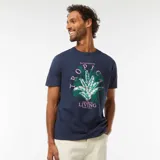 Camiseta azul marino de manga corta con estampado tropical en el frente.