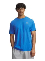 Remera celeste de Under Armour, corte clásico, mangas cortas y logo estampado en el pecho.