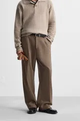 Pantalón de vestir marrón con estampado de cuadros, corte recto, tiro alto y pliegues en la cintura.