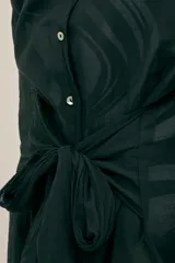 Vestido camisero largo negro de algodón con lazo en la cintura, botones nacarados y detalle de Polonio en cobre. Hecho en Italia.