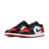 Championes Air Jordan 1 Low de cuero, color blanco, negro y rojo.