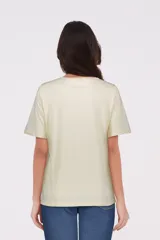 Remera negra con estampado gráfico de un plato de fideos y palillos, corte holgado y manga corta.