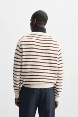 Sweater de punto color crudo con rayas horizontales marrones, de corte relaxed fit, cuello redondo y mangas largas con terminaciones en rib.