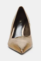Zapato de tacón alto fino con acabado metalizado dorado y punta fina.