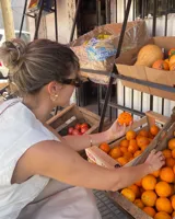 Collar corbatero con hilo de algodón natural color suela y dije de bronce macizo con forma de flores.