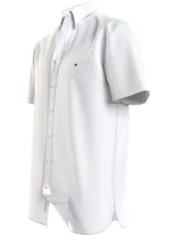 Camisa blanca de manga corta Tommy Hilfiger, corte regular, cuello abotonado y logo bordado en el pecho.