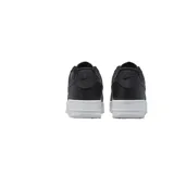 Championes Nike Air Force 1 '07 LV8, color negro con suela blanca.