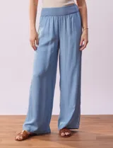 Pantalón celeste de lyocell, marca Zac & Rachel, con pretina ancha elastizada y corte wide leg.