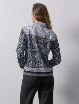 Campera estampada y bordada marca Ruby Rd, con cuello solapa, bolsillos delanteros y abertura central con botones metálicos.