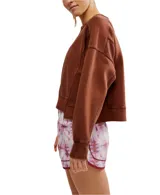 Pullover gris de felpa, con diseño clásico y cuello redondo, ideal para usar en días frescos.