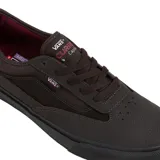Championes Vans Skate Curren Caples color marrón con detalles en negro y rojo.