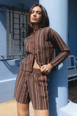 Short tejido color marrón con lurex y cintura elastizada.