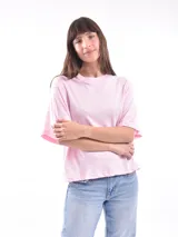 Remera blanca de algodón con cuello redondo y mangas cortas.
