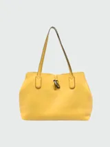 Cartera tote Longchamp modelo Roseau Essential, de cuero color celeste, con cierre de broche metálico y doble asa de hombro.