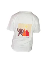 Remera blanca de algodón con cuello redondo y mangas cortas. Estampado pequeño en el pecho de un hombre haciendo una pose.