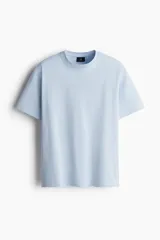 Remera celeste de punto de algodón pesado, corte holgado, cuello redondo ribeteado, hombros caídos y bajo recto.