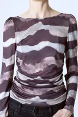 Top de tul con estampado abstracto en tonos marrones y grises, de mangas largas y cuello redondo.