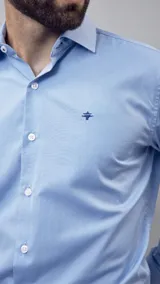 Camisa celeste claro de vestir, de manga larga y corte clásico.