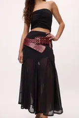 Falda larga marrón con transparencias y goudets que generan más vuelo.