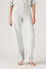 Pantalón de jean celeste claro, de corte amplio y tiro alto.