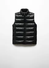 Chaleco acolchado negro con cierre frontal, cuello alto y bolsillos laterales con botón a presión.