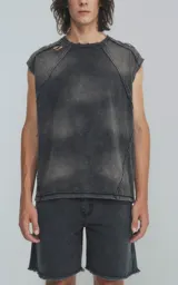 Remera sin mangas con cuello redondo y efecto gastado.
