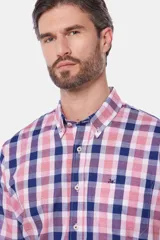 Camisa de manga corta con estampado a cuadros en tonos azul, rosa y blanco.