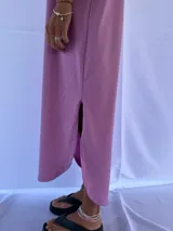 Vestido gris de morley de algodón, corte recto y mangas cortas.