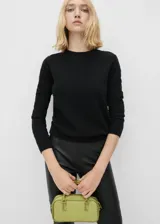 Sweater lila de cashmere con cuello redondo y mangas largas.