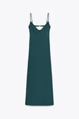 Vestido largo negro de escote fluido y tirantes finos ajustables.
