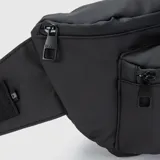 Riñonera negra de poliéster con múltiples compartimentos con cierre y correa ajustable con hebilla. Diseño impermeable.