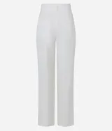 Pantalón blanco de crepé, corte recto, con trabillas en la cintura, cierre con botón y cremallera, y colgante de corazón metálico.