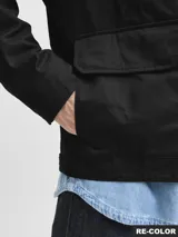 Campera utility de jean color negro, con cuello camisero, manga larga y cierre frontal de botones. Incluye dos bolsillos de parche con solapa en el pecho y dos bolsillos laterales.