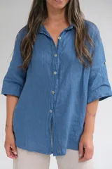 Camisa azul de lino italiano, con botones al frente y mangas 3/4 con botón para ajustar el largo.