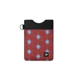 Billetera vertical de tela con estampado de estrellas celestes sobre fondo rojo. La parte superior es de cuero sintético negro con un recorte para acceso y un anillo metálico en forma de D para colgar. Incluye un pequeño logo negro en la parte inferior.