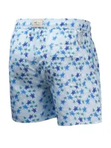 Short de baño celeste con estampado de ballenas en azul y gris. Tiene cintura elástica con cordón ajustable y bolsillos laterales.