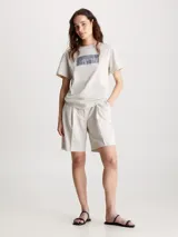 Remera de algodón color crema con logo de Calvin Klein estampado en el pecho.