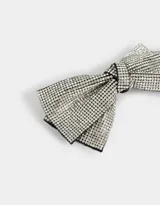 Hebilla francesa para el pelo con moño cubierto de strass plateados.