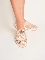 Panchita de cuero color beige con diseño calado, suela blanca y elástico en los laterales.