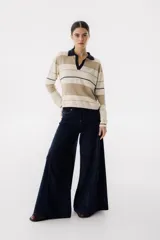 Pantalón de jean azul oscuro, de corte wide leg y tiro alto. Confeccionado en corderoy.