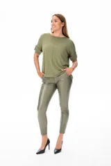 Pantalón largo de calce ajustado, color verde oliva engomado, con bolsillos delanteros funcionales y falsos bolsillos traseros.