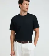 Cinturón marrón de cuero sintético con hebilla cuadrada plateada.