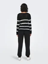 Sweater de punto negro con rayas horizontales blancas, cuello redondo y mangas largas.