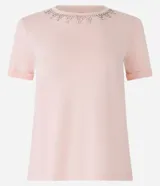 Blusa rosa de viscosa con cuello redondo, mangas cortas y detalles de strass en el cuello.