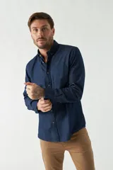 Camisa de jean de fit regular, con manga larga, logo bordado y bolsillo frontal.