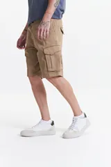 Bermuda cargo de corte clásico, confeccionada en tela resistente y cómoda, con pasa cintos, cremallera y botón.
