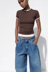Camiseta rosa de viscosa, corte slim fit, cuello redondo y manga corta.