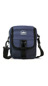 Morral verde militar con cierre, bolsillo delantero con presilla y broche de plástico, bolsillos internos y correa larga regulable.