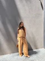 Conjunto de dos piezas color azul eléctrico, compuesto por un chaleco de manga corta con escote en V y botones frontales, y un pantalón de tiro alto con pierna ancha y pliegues.