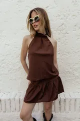 Top color chocolate con cuello halter, elástico en los costados y espalda abierta con cierre de botón en el cuello.
